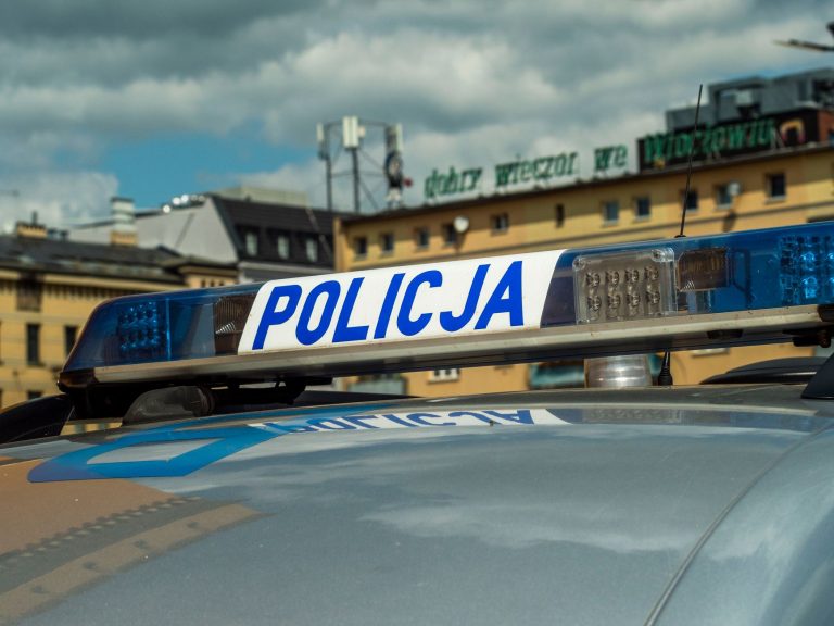 Naruszenie ciszy wyborczej: jak zgłosić nielegalny plakat lub agitację policji?