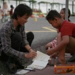 Dzieci biegnące przez most jako metafora integracji społecznej