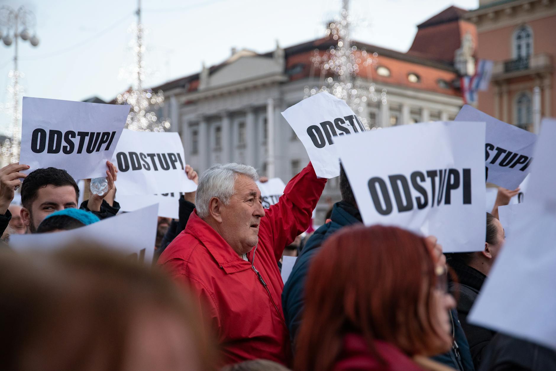 Demonstracja w Zagrzebiu, protestujący z transparentami Odstupi