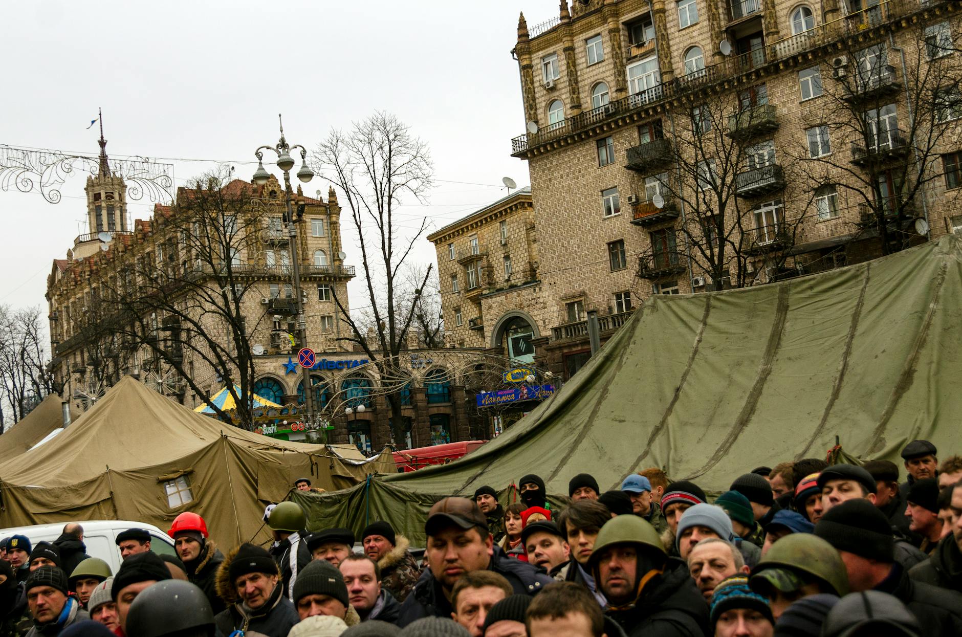 Przywódcy państw UE obok flag unijnych podczas szczytu