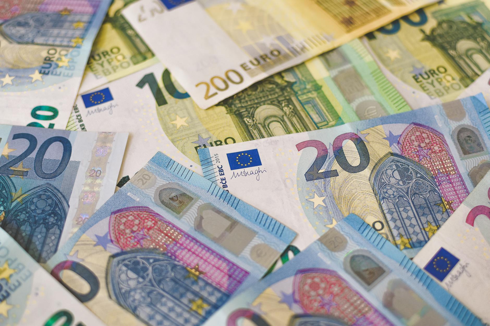 Różnokolorowe banknoty euro ułożone w wachlarz