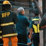 Strażacy i policjanci współpracują na miejscu kryzysu w mieście