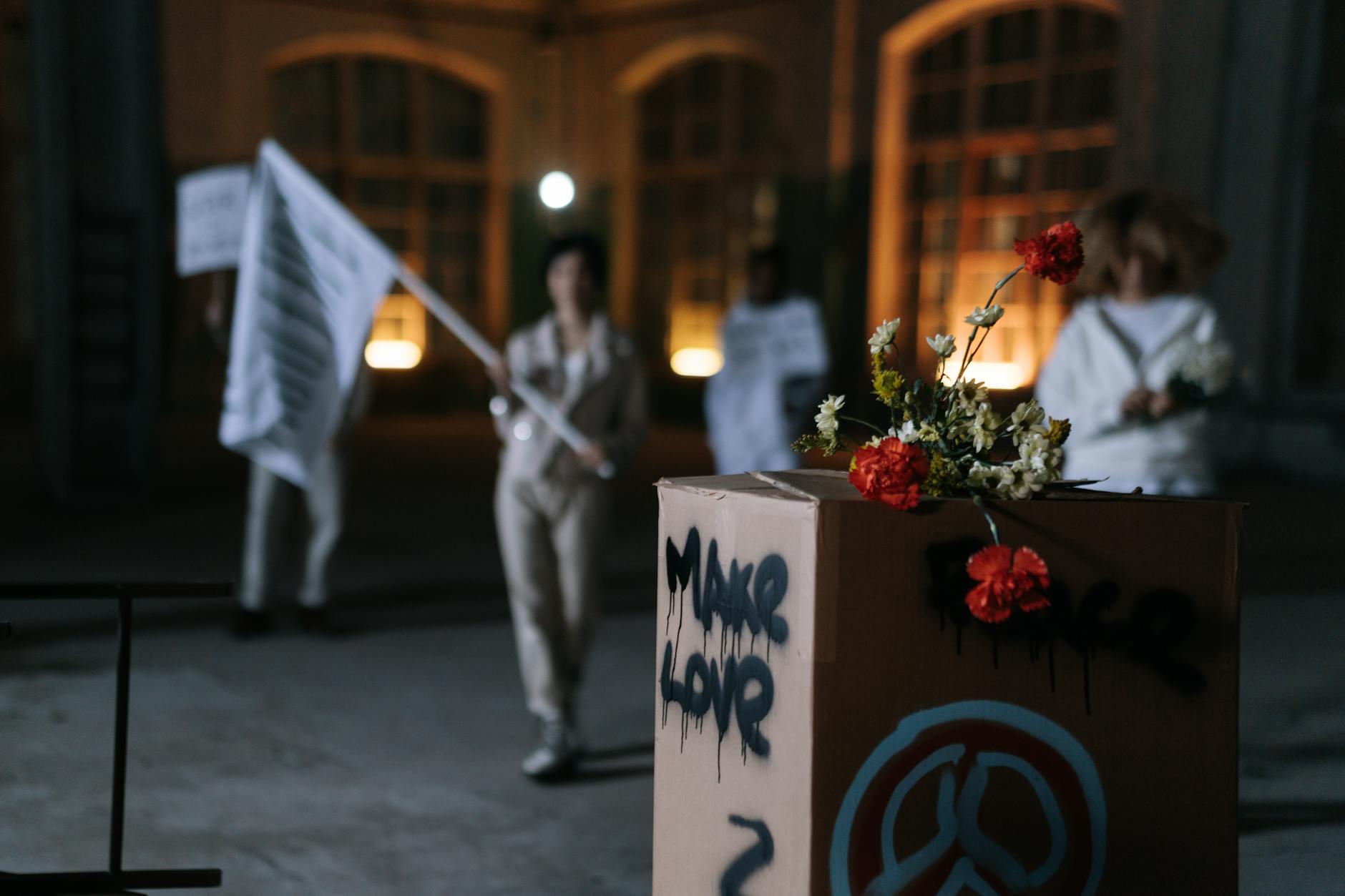 Symbol pokoju i kwiaty na pudełku podczas pokojowego protestu