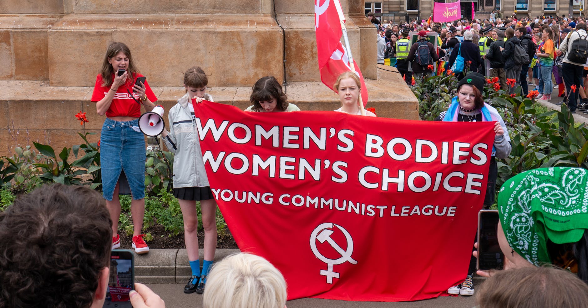 Tłum kobiet na demonstracji z transparentem Women’s Bodies, Women’s Choice