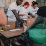 Wolontariusze rozdają dary potrzebującym podczas lokalnej akcji