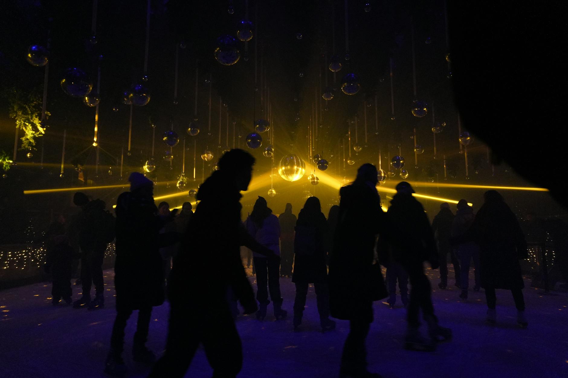 Zimowe światełka na ulicy miasta o zmierzchu