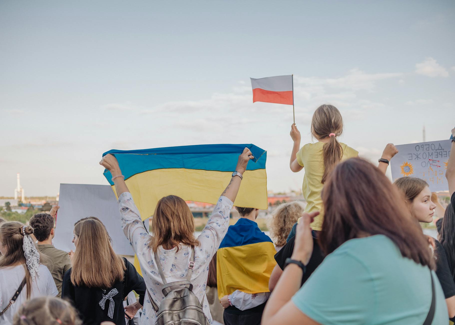 Demonstracja w Szczecinie z polskimi i ukraińskimi flagami