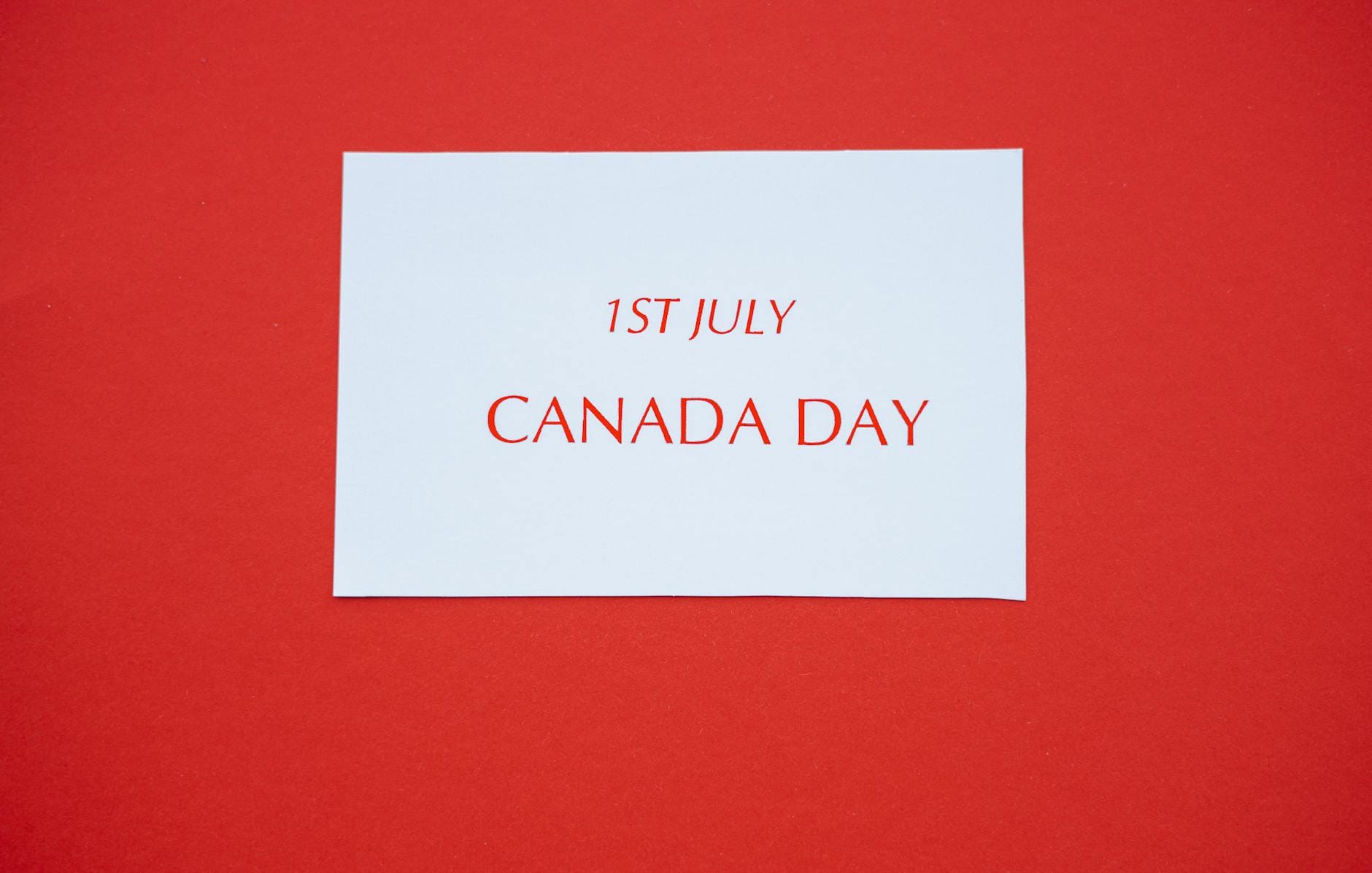 Kartka z napisem 1st July Canada Day na czerwonym tle
