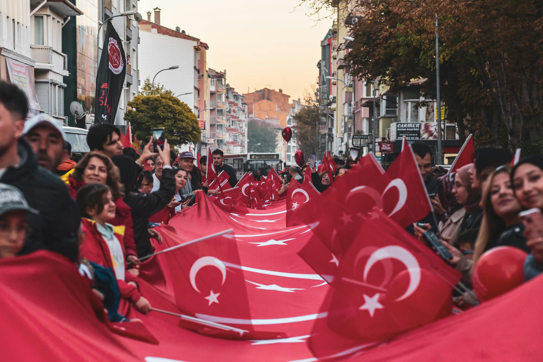 Święta państwowe a religia: tradycja, wspólnota i wykluczenie Parada uliczna w Afyonkarahisar z tureckimi flagami i dumą narodową