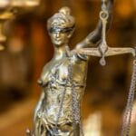 Kto kontroluje władzę? NIK, sądy, media i obywatele w jednym systemie Figura Temidy z wagą jako symbol prawa i kontroli władzy