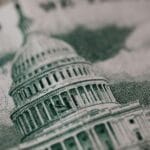 Czy samorządy są „na garnuszku” rządu? Fakty o dochodach, subwencjach i wpływie polityki Zbliżenie ilustracji Kapitolu USA na banknocie amerykańskim
