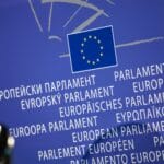 Mechanizm REPowerEU: jak łączy energię, bezpieczeństwo i dotacje Flaga Unii Europejskiej z napisem Parlament Europejski w kilku językach