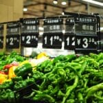 Dlaczego polityka cen żywności jest trudna: rolnictwo, import, marże i decyzje rządu Papryki na stoisku warzywnym w azjatyckim markecie z widocznymi cenami