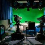 Media publiczne: misja, kontrola i odpowiedzialność Studio telewizyjne z kamerami i zielonym tłem green screen