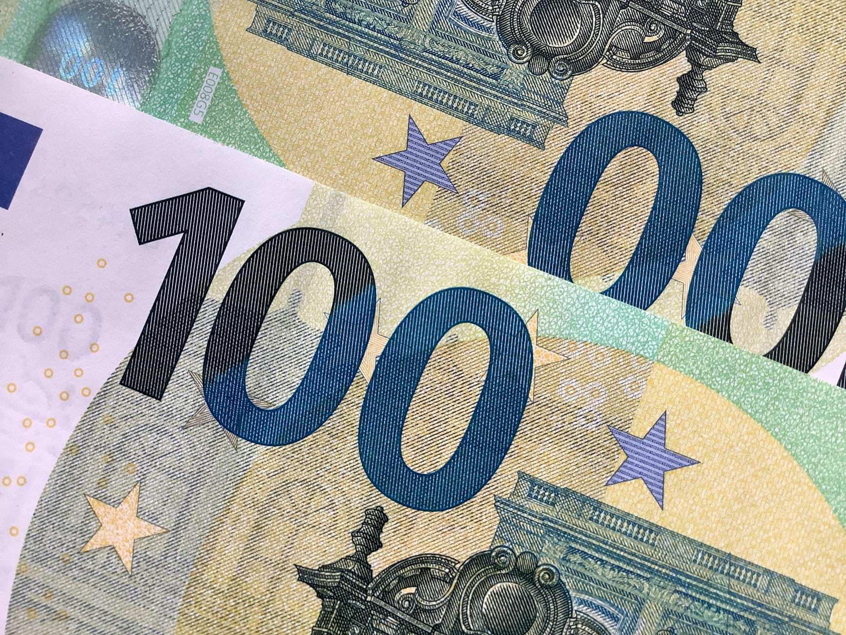 Zbliżenie na nachodzące na siebie banknoty 100 euro