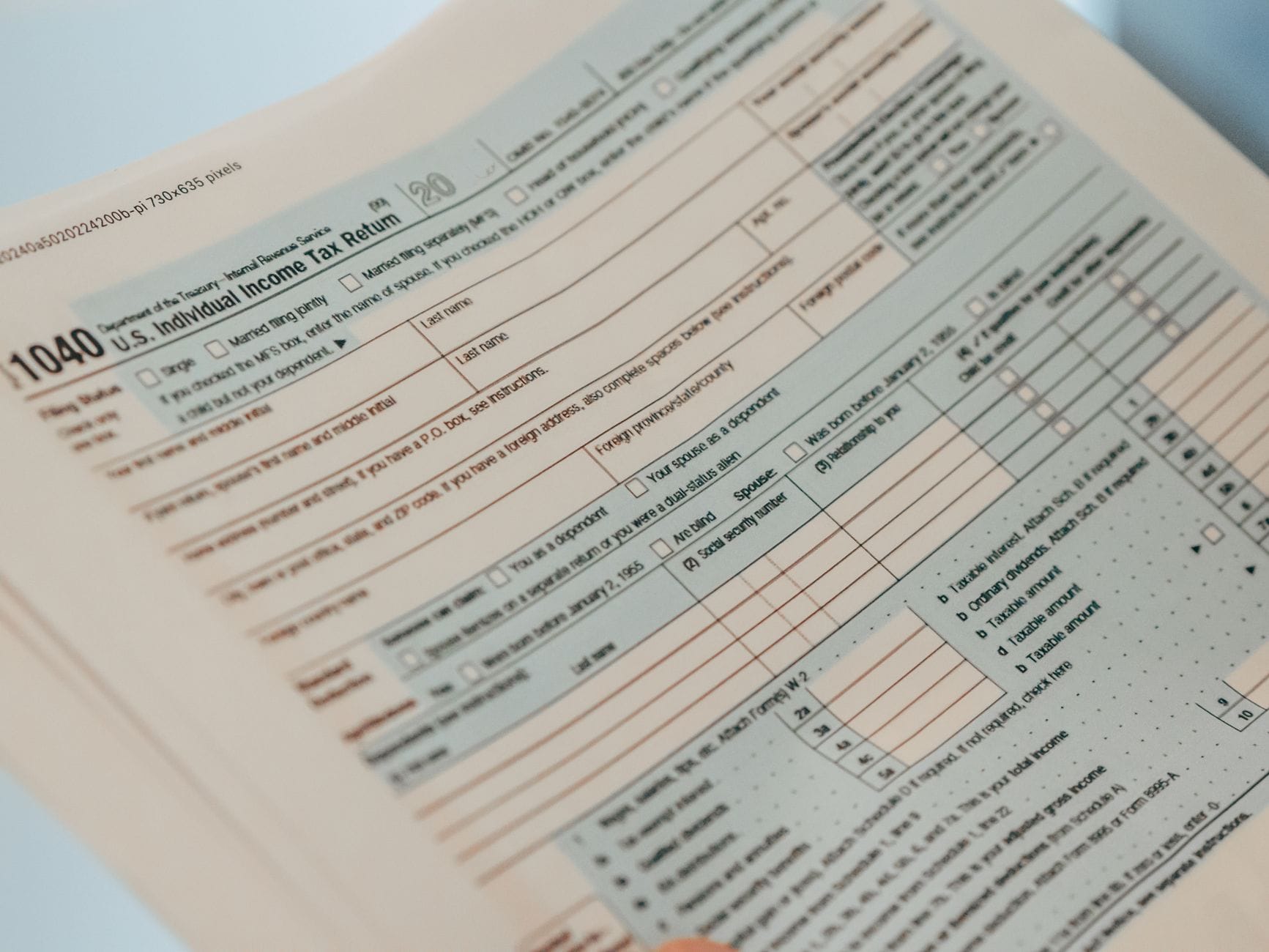 Zbliżenie formularza podatkowego USA 1040 z rubrykami rozliczenia