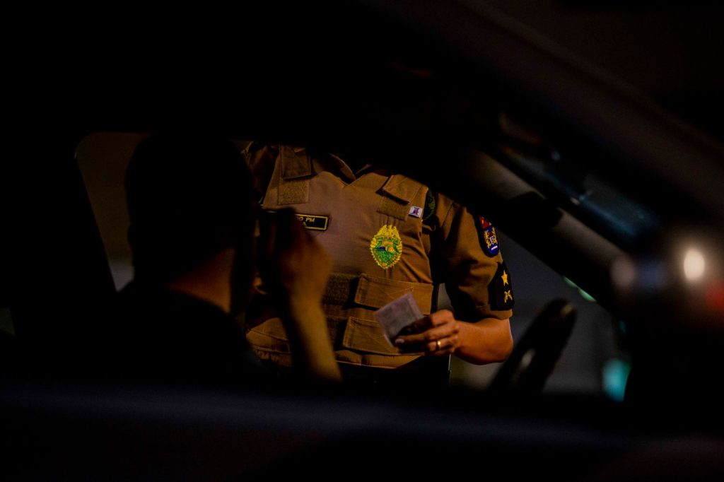 Policjant kontrolujący samochód nocą w Brazylii
