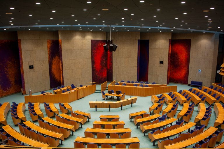 System prezydencki a parlamentarno-gabinetowy – wady, zalety i kluczowe różnice