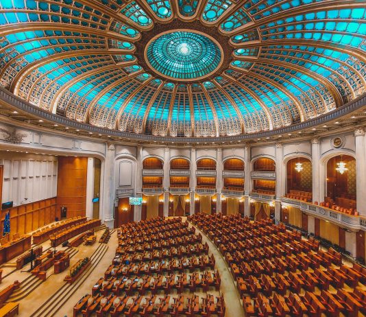 System prezydencki a parlamentarno-gabinetowy – wady, zalety i kluczowe różnice