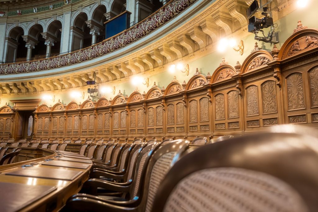 System prezydencki a parlamentarno-gabinetowy – wady, zalety i kluczowe różnice